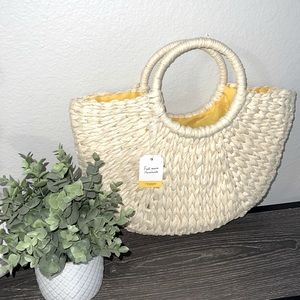 Cute beach bag never used! Handmade woven, super cute for casual/ beach day! ☀️